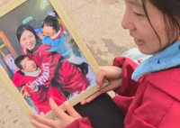 摆摊为儿子筹医药费女子否认剧本 事件始末2025最新消息