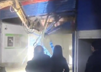 多家商户招牌夜间被拆 官方回应 原因竟是这样太无奈了