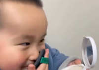 弟弟偷用姐姐化妆品 小表情绝了 简直能够迷倒众人