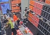 男子假装试衣盗走价值4万元物品 事件始末2025最新消息