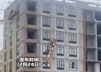 吊篮在空中崩断 工人敲开窗紧急避险 究竟是怎么回事？