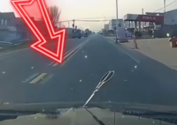 男子驾车遇天降剪刀扎在车头上 内幕曝光简直太意外了