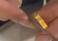 女子嫌金价太高在家自制金戒指 没想到一次就成功了