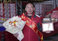 北漂快递大叔首笔退休金10780元 两个月加一起的