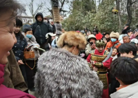 “巨人”演员演出区域游客翻几十倍 原因竟是这样太疯狂了