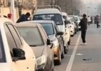 四五十辆车反光镜被砸?知情人回应 为什么砸反光镜？