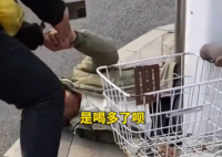 外卖小哥救醒醉酒路人后放声大哭 究竟是怎么回事？