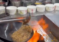 小伙卖炒饭净赚50万:真收入不怕打假 两个月的时间就能把圆锅炒成扁锅