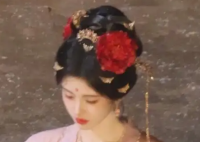 鞠婧祎头戴牡丹提灯拍摄 超绝氛围感 画面曝光简直太美了