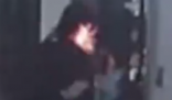 女子划破氢气球摸门把手瞬间起火 画面曝光简直太恐怖了