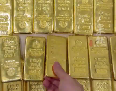男子月薪3000元借贷60万炒金 这也太惨了吧
