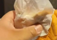 男孩称汉堡有异味父亲要求退款 原因竟是这样太无奈了