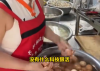 女子1分钟剥130个煮鸡蛋 手艺练习超过20年