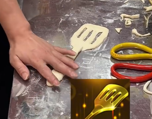 河南一老板制作铲子造型烧饼宠客 画面曝光简直太火爆了