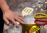 河南一老板制作铲子造型烧饼宠客 画面曝光简直太火爆了