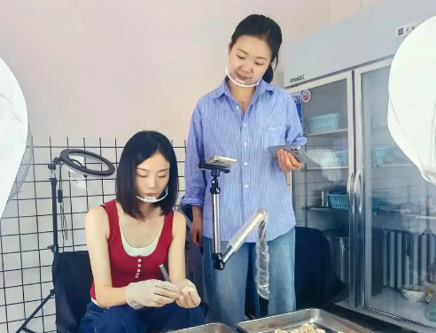 90后女生直播拔鸡屁股毛万人观看 事件始末2025最新消息