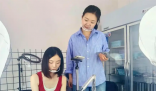 90后女生直播拔鸡屁股毛万人观看 事件始末2025最新消息