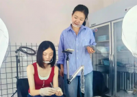 90后女生直播拔鸡屁股毛万人观看 事件始末2025最新消息