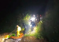 4名上海游客被困山顶悬崖边 背后真相实在让人惊愕