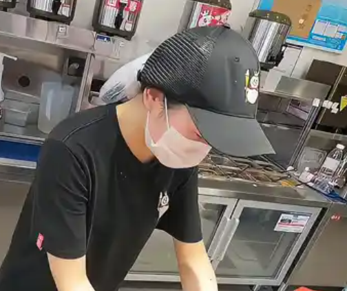 骑手安慰因订单多崩溃的女店员 骑手安慰并帮忙打包
