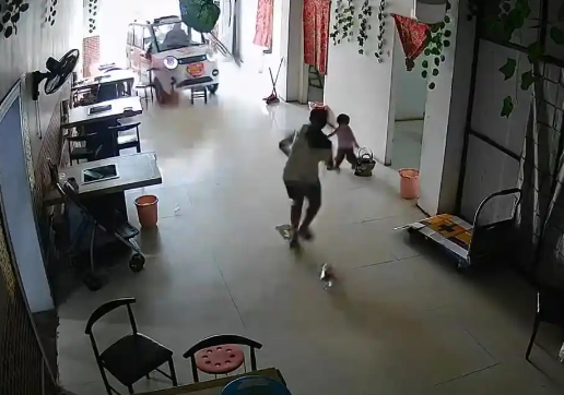 11岁姐姐飞身救妹 爷爷称不要赔偿 画面曝光简直太恐怖了