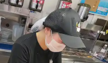 骑手安慰因订单多崩溃的女店员 骑手安慰并帮忙打包