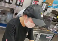 骑手安慰因订单多崩溃的女店员 骑手安慰并帮忙打包
