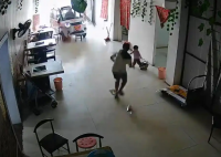 11岁姐姐飞身救妹 爷爷称不要赔偿 画面曝光简直太恐怖了