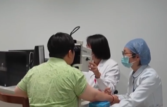 女子长时间久坐刷手机致眼中风 实在太恐怖了