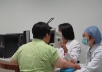 女子长时间久坐刷手机致眼中风 实在太恐怖了