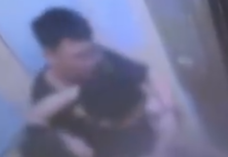 长沙一醉酒男子电梯内撕扯女孩头发 究竟是怎么回事？