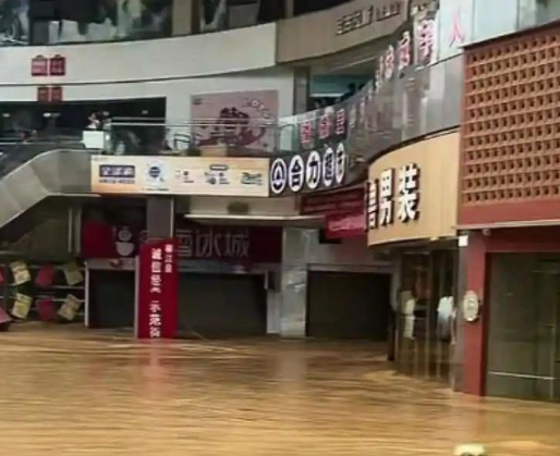 榕江最大商场被淹 老板:100万打水漂 原因竟是这样太崩溃了
