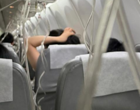 客机高空急坠亲历者:给老公写了遗书 始料未及真相简直太意外了