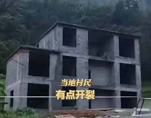 5层楼因暴雨垮塌 房主在外挣装修钱 事件始末2025最新消息