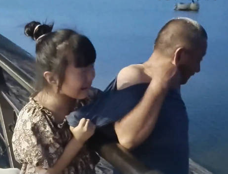 爷爷想下河捞玩具被孙女紧紧拉住 究竟是怎么回事？