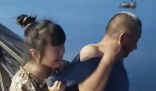 爷爷想下河捞玩具被孙女紧紧拉住 究竟是怎么回事？