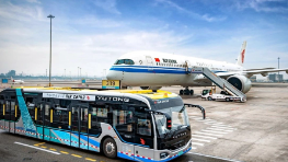 旅客摆渡车内晕倒有人破窗 机场通报 这也太令人崩溃了