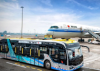 旅客摆渡车内晕倒有人破窗 机场通报 这也太令人崩溃了