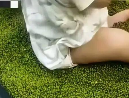 穿纸尿裤小孩坐绿豆框玩耍 超市回应 画面曝光简直不忍直视