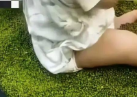 穿纸尿裤小孩坐绿豆框玩耍 超市回应 画面曝光简直不忍直视