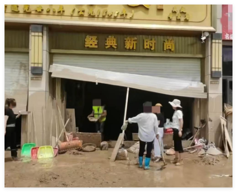 上千万金饰被冲走 有人带探测仪寻金 原因竟是这样太崩溃了