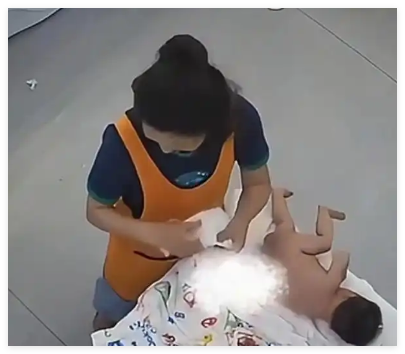婴儿育婴馆洗澡时摔下1米多高操作台 简直太让人心疼了