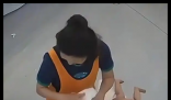 婴儿育婴馆洗澡时摔下1米多高操作台 简直太让人心疼了