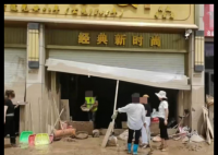 上千万金饰被冲走 有人带探测仪寻金 原因竟是这样太崩溃了