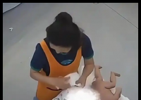 婴儿育婴馆洗澡时摔下1米多高操作台 简直太让人心疼了