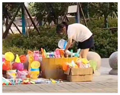 14岁女孩摆摊卖玩具25天赚2000元 到底是怎么做到的？