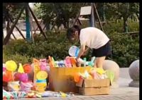 14岁女孩摆摊卖玩具25天赚2000元 到底是怎么做到的？