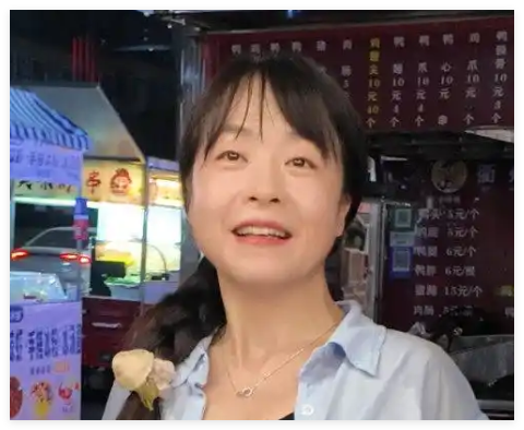 双腿截肢女子夜市摆摊成“团宠” 实在太暖心了