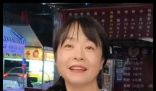 双腿截肢女子夜市摆摊成“团宠” 实在太暖心了