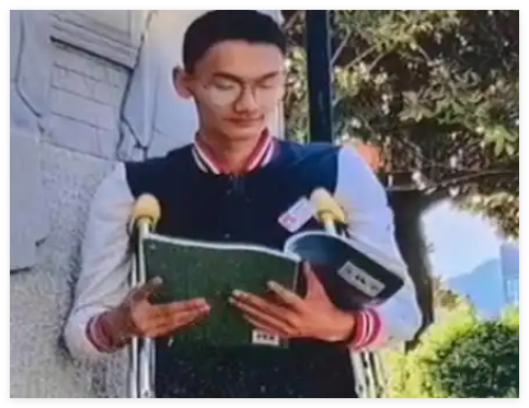 录取书送达时“拄拐少年”已离世 原因竟是这样让人泪崩
